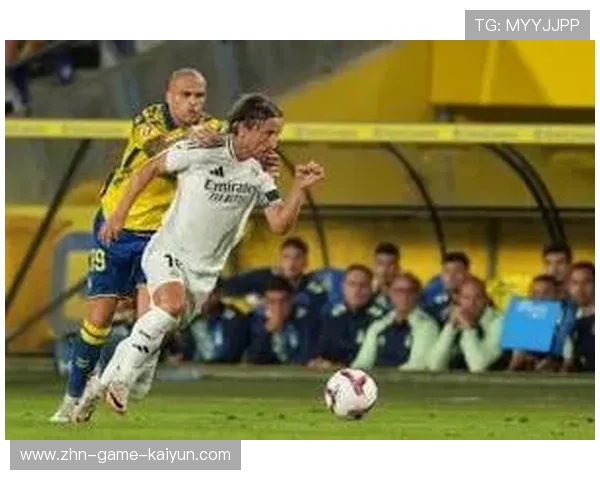 维尼修斯快速反击中制造机会，皇马边路效率惊人