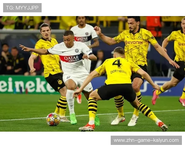 巴黎中路持球推进，姆巴佩巧妙分球造成撕裂